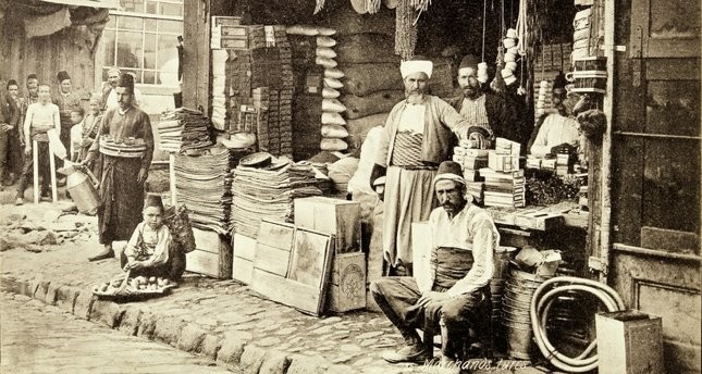 مجموعة من الباعة أمام أحد الدكاكين في عهد الدولة العثمانية