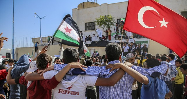 سوريون يحتفلون في جرابلس بعد تحريرها من منظمات الإرهاب. 07.10.2016 الأناضول