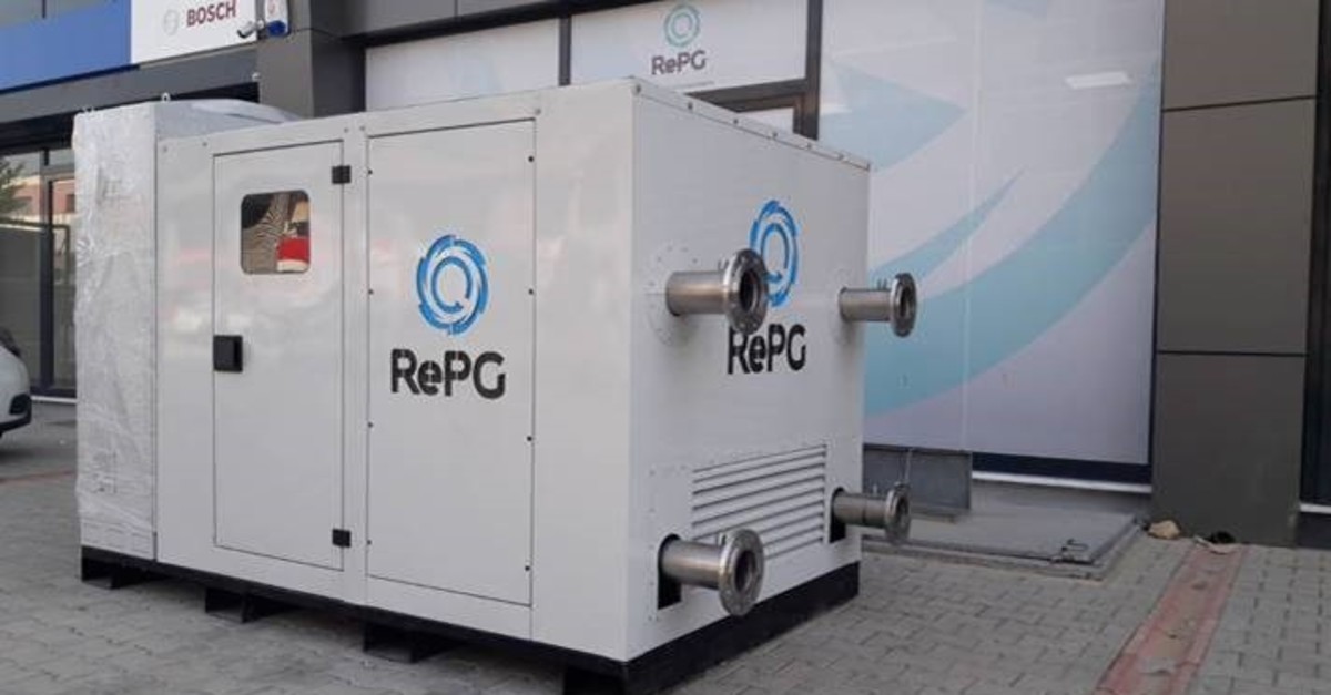 The device is capable of generating electrical energy of up to 5 kilowatts and can supply a house's need for heating and cooling. It converts humidity and its energy in the air into water and electricity.