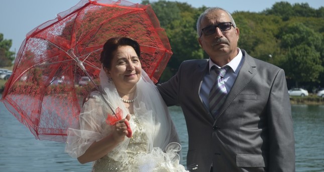 تركية ترتدي فستان زفافها بعد 32 عاما من الزواج