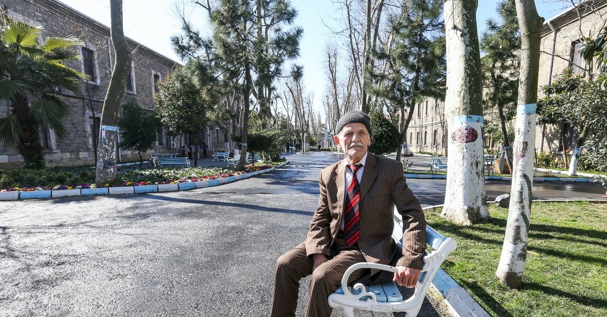 A Daru00fclaceze resident pose in the garden of the complex.