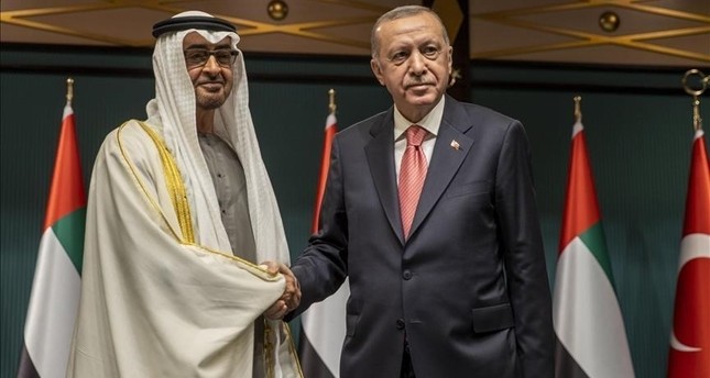 الرئيس التركي رجب طيب أردوغان  و رئيس الإمارات الشيخ محمد بن زايد آل نهيان يتصافحان بعد لقاء في المجمع الرئاسي، أنقرة، تركيا، 24-11-2021 صورة: الأناضول