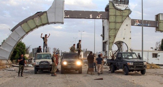 قوات الحكومة الليبية الشرعية على مشارف مطار طرابلس الفرنسية
