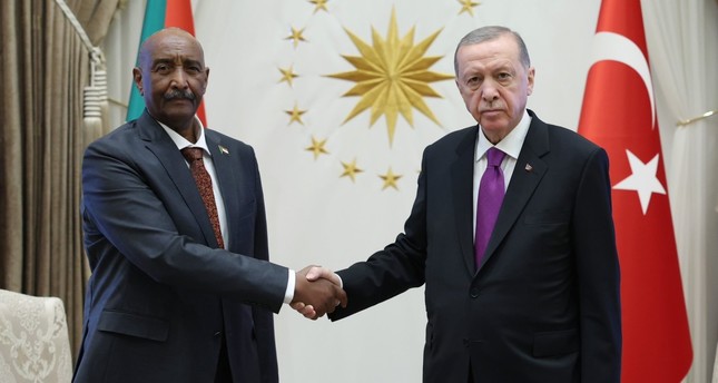 الرئيس التركي رجب طيب أردوغان يلتقي رئيس مجلس السيادة السوداني عبد الفتاح البرهان، في العاصمة أنقرة، 13-9-2023 صورة: الأناضول