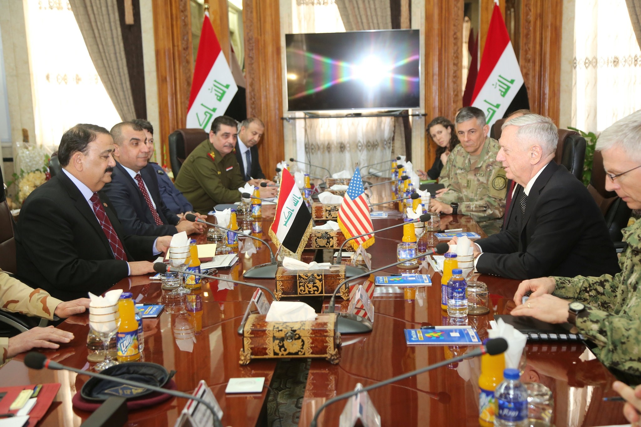 U.S. Defense Secretary Jim Mattis and Iraq's Defence Minister Erfan al-Hiyali meet at the Ministry of Defense in Baghdad, Iraq February 20, 2017. (REUTERS Photo)