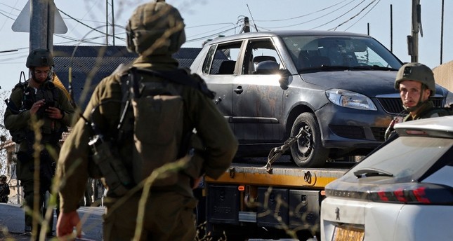 قوات الأمن الإسرائيلية تحتجز سيارة مملوكة لفلسطينيين في موقع هجوم إطلاق نار بالقرب من مدينة نابلس بالضفة الغربية في 25 يوليو 2023 الفرنسية