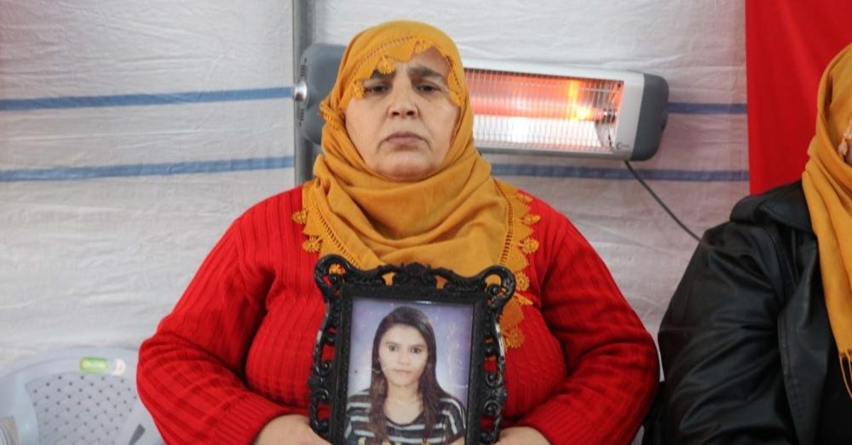 Hu00fcsniye Kaya displays a photo of her daughter, Mekiye, in front of the HDP headquarters in Diyarbaku0131r, Dec. 25, 2019. (DHA Photo)
