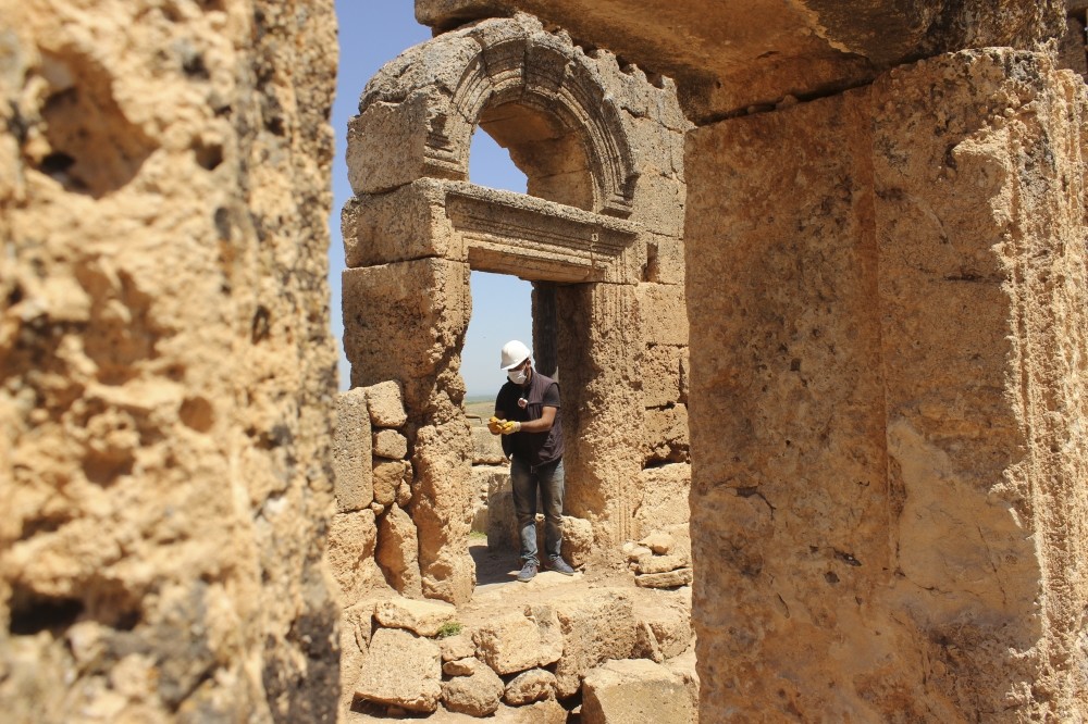 The vast space where the temple is located also includes a church building, administrative buildings, ruins of ancient homes, grain and weapon storage facilities, an underground temple, underground shelters, rock tombs and water channels.