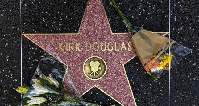 نجمة مايكل دوجلاس بممر الشهرة في لوس أنجيلوس. رويترز