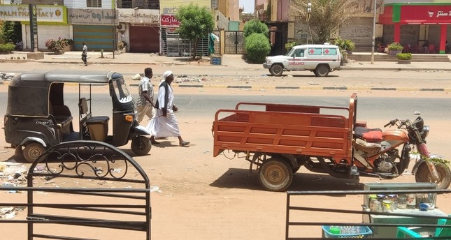 أشخاص يسيرون في طريق الستين بالعاصمة السودانية الخرطوم وسط اشتباكات متقطعة قبل ساعات من بدء سريان وقف إطلاق النار لأسباب إنسانية ولمدة أسبوع 22-5-2023 صورة: الأناضول