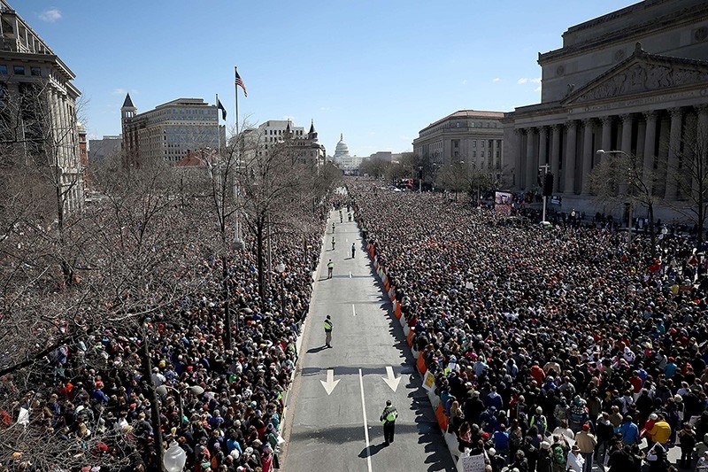 Gun reform advocates line Pennsylvania Avenue while attending the March for Our Lives rally March 24, 2018 in Washington, DC. (AFP Photo)