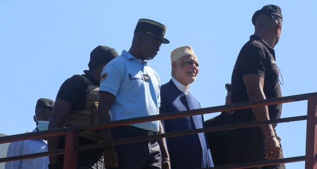 رئيس جزر القمر السابق أحمد عبد الله سامبي محاطا برجال الشرطة، نوفمبر 2022 الفرنسية