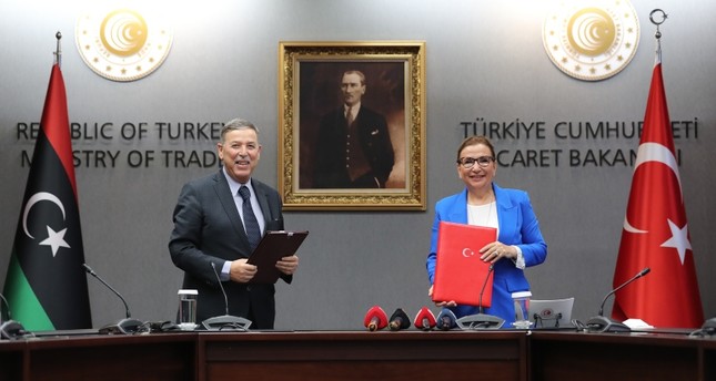 وزيرة التجارة التركية مع وزير التخطيط في الحكومة الليبية في أنقرة الأناضول