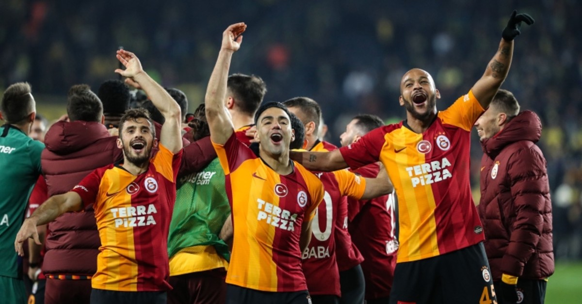Galatasaray Breaks 20 Year Spell Defeats Fenerbahce At Kadikoy As Tensions Flare Daily Sabah