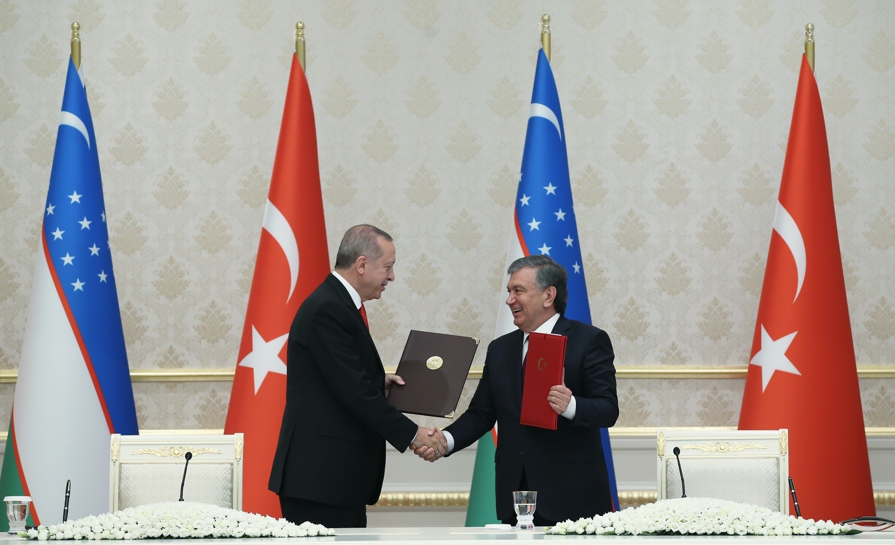 President Erdogan (L) and Uzbekistan's President Mirziyoyev shake hands during a signing ceremony of agreements between the two countries following their meeting in Tashkent, Uzbekistan, April 30.