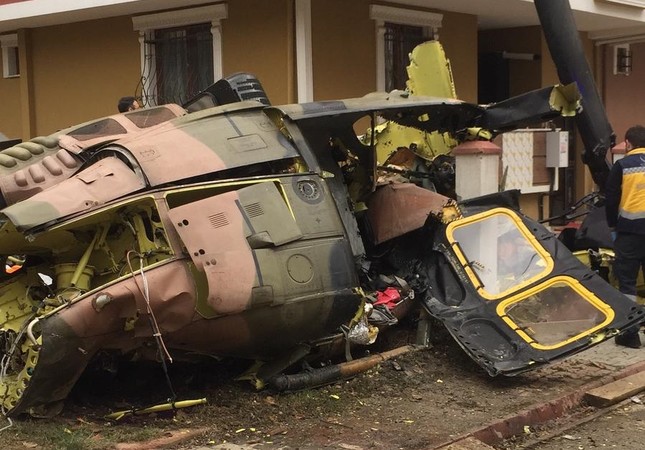 Военный вертолет упал в жилом районе Стамбула, 4 погибли