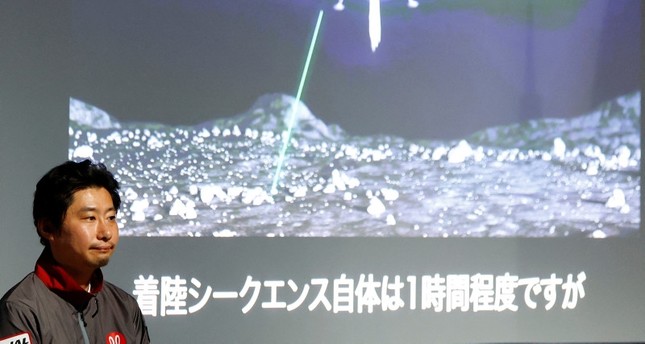 تاكيشي هاكامادا، المؤسس والرئيس التنفيذي لشركة ispace، أمام شاشة تتابع هبوط المركبة على القمر، طوكيو، اليابان. 26 أبريل 2023 رويترز