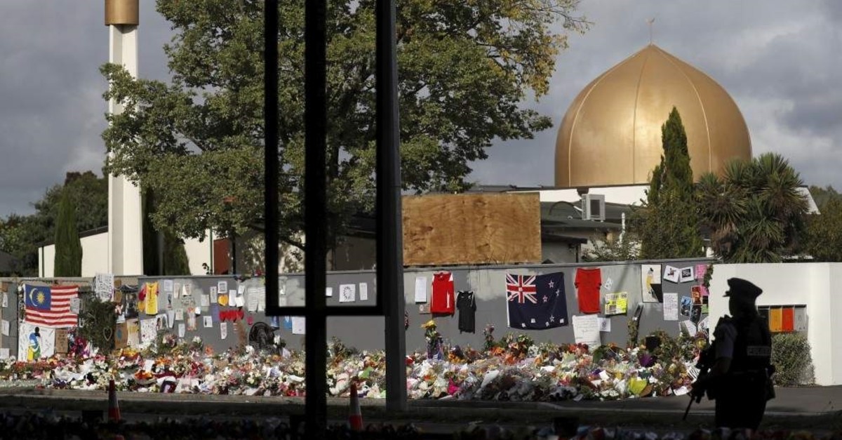 A police officer stands guard outside al-Noor mosque, Christchurch, March 22, 2019. (REUTERS Photo) 