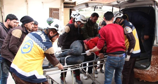 رجال الدفاع المدني يسعفون مصابي القصف على إدلب