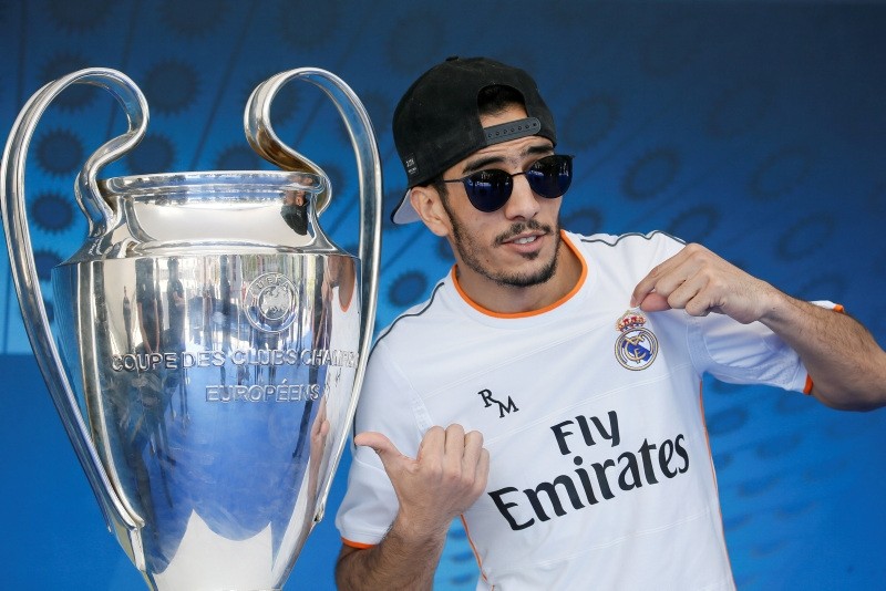 A fan of Real Madrid Football Club poses for a picture next to the UEFA Champions League trophy in Kiev, Ukraine, May 12, 2018. (Reuters Photo)