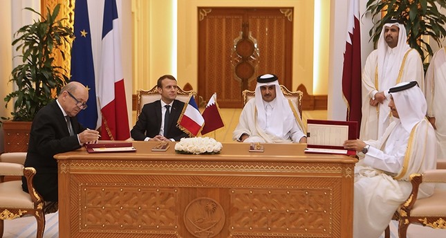 الطرفان القطري والفرنسي لدى توقع الاتفاقيات الفرنسية