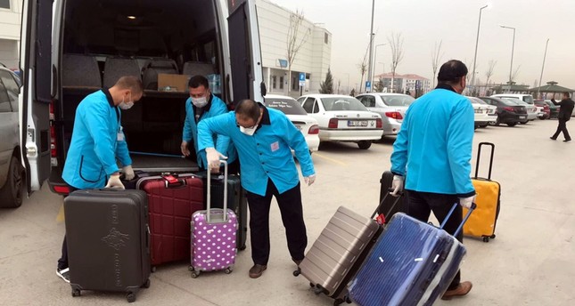 السياح الصينيين أثناء عودتهم إلى بلادهم بعد التأكد من عدم إصابتهم بفيروس كورونا. الأناضول
