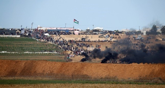 آلاف الفلسطينيين يتوافدون نحو المخيمات المُقامة على طول السياج الحدودي الفاصل غزة وإسرائيل للمشاركة في مليونية العودة  رويترز