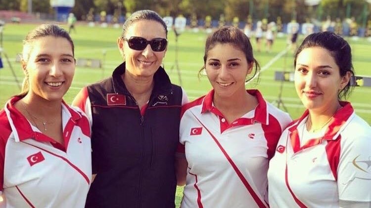 Aybu00fcke Aktuna (left), Gu00fclnaz Bu00fcu015franur Cou015fkun (third left) and Yasemin Ecem Anagu00f6z (right) beat their Italian opponents.