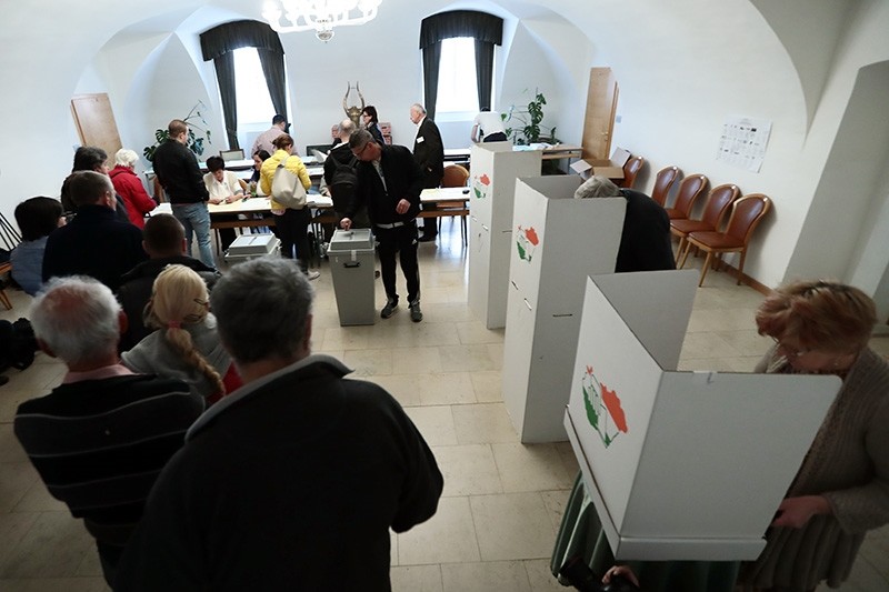 Hungarian voters cast their ballots in Gyoengyoes, 75 kms far from Budapest, on April 8, 2018 (AFP Photo)
