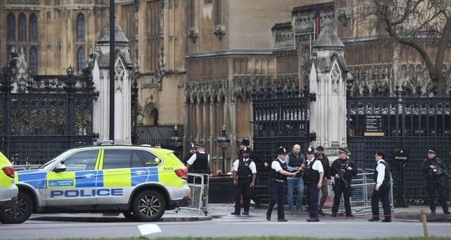 عدد من الإصابات جراء اصطدام سيارة بحواجز الأمن خارج البرلمان البريطاني