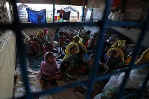 Rohingyas, who crossed the border from Myanmar, take shelter at Long Beach Primary School, in the Kutupalong refugee camp, in Bangladesh Oct. 23, 2017. (REUTERS Photo)