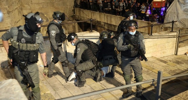 الشرطة الاسرائيلية تعتقل شاباً فلسطينياً عند بوابة دمشق في القدس AP