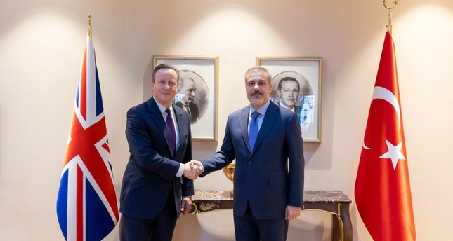 وزير الخارجية هاكان فيدان يلتقي نظيره البريطاني ديفيد كاميرون في إسطنبول الأناضول