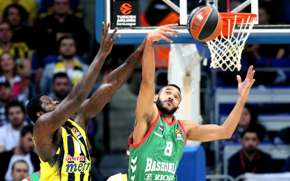 Baskoniau2019s Adam Hanga (R) in action against Fenerbahu00e7eu2019s Anthony Bennett (L).