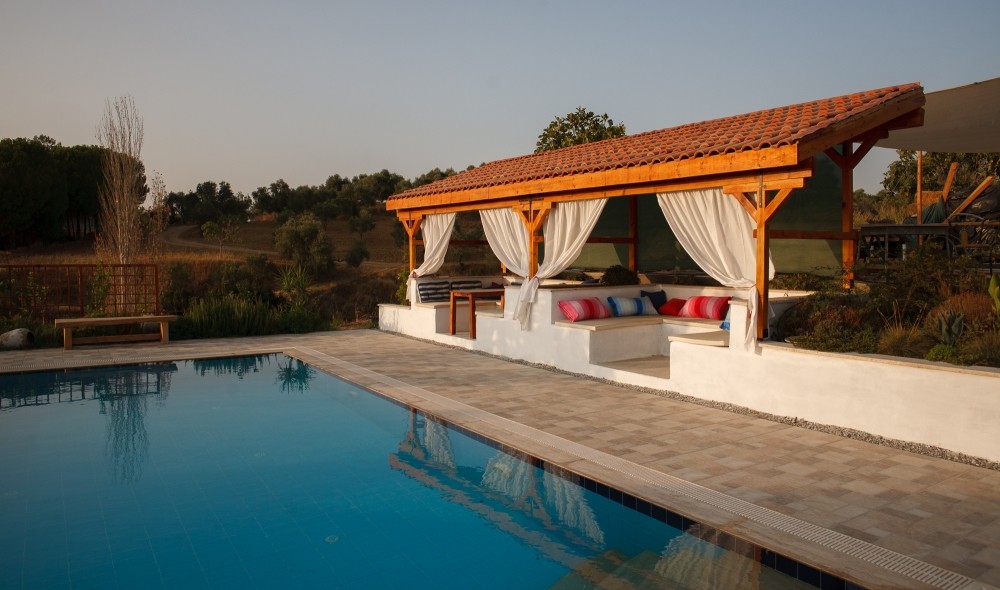 The Ionia Guest House currently has two spacious rooms with ensuite bathrooms and private verandas. There is also a swimming pool with a large terrace, and an adjoining cafu00e9 surrounded by olive groves overlooking the village of Hu0131du0131rbeyli.