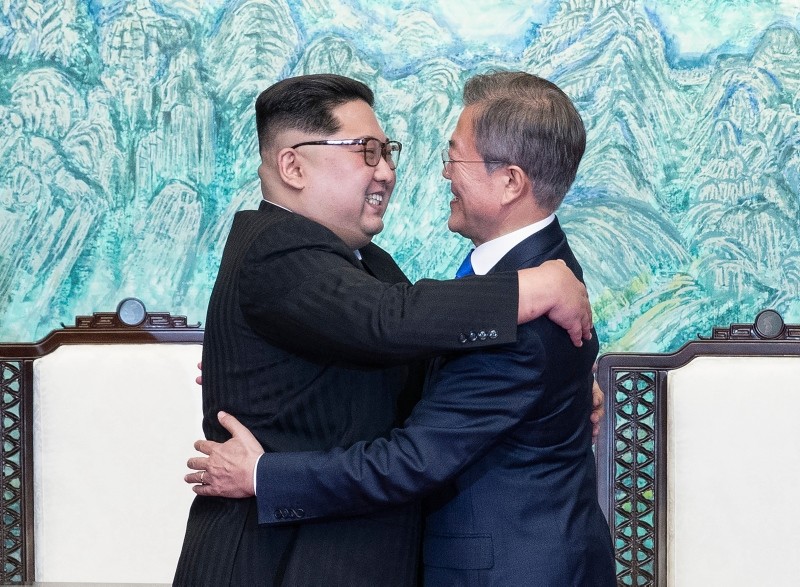  North Korean leader Kim Jong-Un (L) hugs with South Korean President Moon Jae-In (R) after signing a document at the Joint Security Area (EPA File Photo)