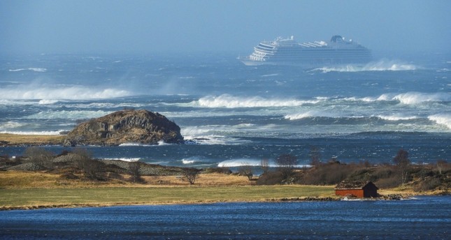النرويج تواصل إجلاء 1400 راكب من سفينة تعطل محركها وسط أمواج عاتية