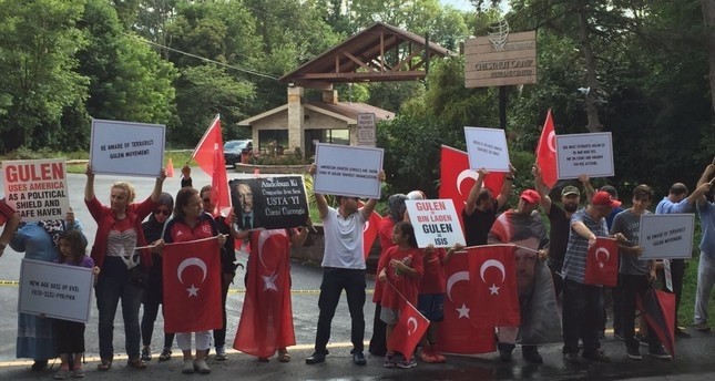 Anti-FETu00d6 demonstrators have many times converged to protest the cult leader at the gate of the compound where Fethullah Gu00fclen lives in Pennsylvania. 