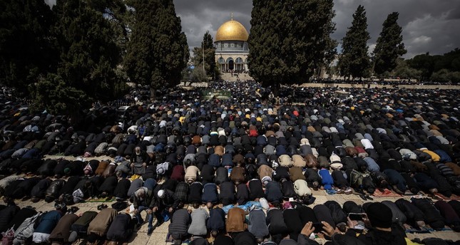 نحو 250 ألف فلسطيني أدوا صلاة الجمعة الثانية من شهر رمضان في المسجد الأقصى بمدينة القدس الشرقية الأناضول