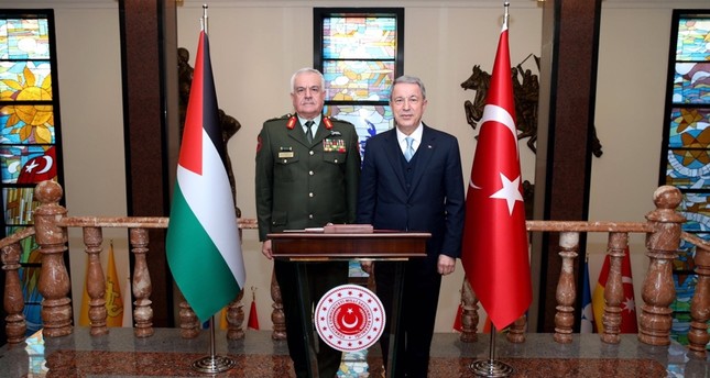 وزير الدفاع التركي يستقبل رئيس هيئة الأركان الأردنية