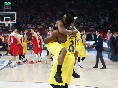 Bobby Dixon (L) and Ekpe Udoh celebrate after the Final Four victory. (AP Photo)