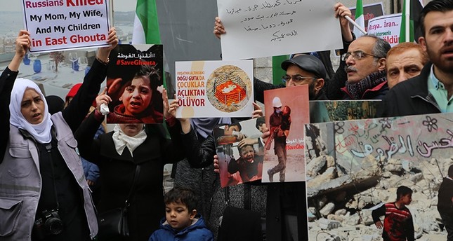 سوريون يتظاهرون أمام القنصلية الروسية بإسطنبول تضامناً مع الغوطة الشرقية