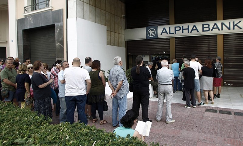 People queue to withdraw money from an ATM outside a branch of Greece's Alpha Bank in Athens, Greece, 28 June 2015. (EPA Photo)