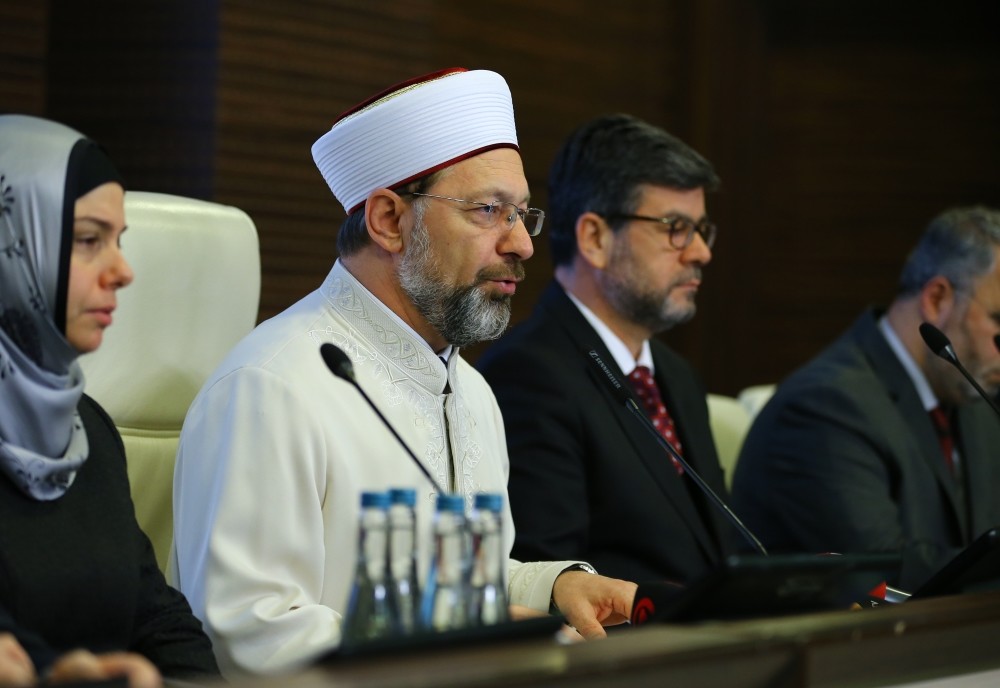 Du0130B President Ali Erbau015f, flanked by his deputies, announced the new initiative at a press conference.