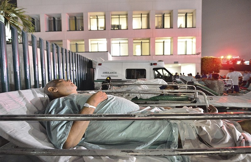 Patients and doctors of a hospital in Villahermosa, Mexico, remain in the open after a strong earthquake magnitude 8.4 on the open Richter scale violently shook Mexico, early 08 September 2017 (EPA Photo)