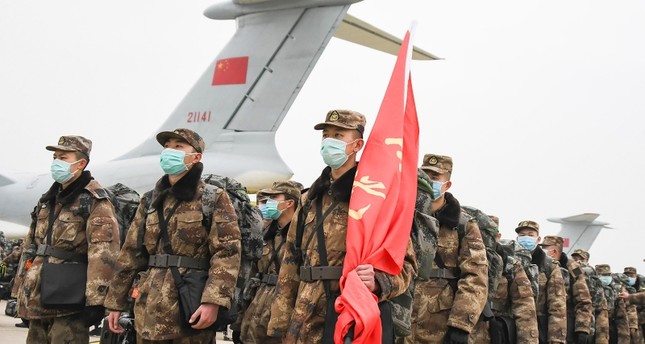 طواقم طبية في الجيش الصيني في مدينة ووهان AP