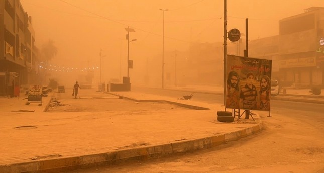 مشهد من الجو العاصف الذي غطى بغداد بداية الشهر الفرنسية