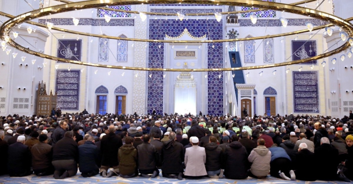 First Ever Prayer Held At Turkey S Largest Mosque In Istanbul Daily Sabah