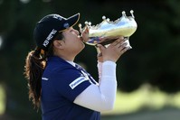 Winner Inbee Park from South Korea kisses the trophy during day 4 of the Women's Australian Open golf tournament at Royal Adelaide Golf Club in Adelaide, South Australia, Australia, Feb. 16, 2020.