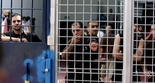 الأسرى الفلسطينيون في السجون الإسرائيلية يبدأون إضرابا شاملا عن الطعام